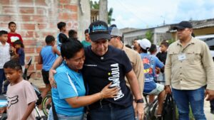 Entrega de ayudas a damnificados por lluvias.
