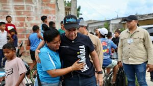 Entrega de ayudas a damnificados por lluvias.