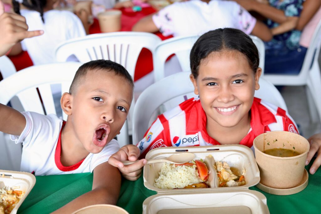 Los alimentos son preparados por madres y comunidad del sector, generando fortalecimiento al tejido social y contribuyendo a la seguridad alimentaria de los niños de los barrios beneficiarios.